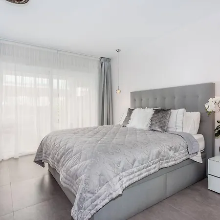 Apartment By Riva - Designer 1 Bedroom In The Centre Of *