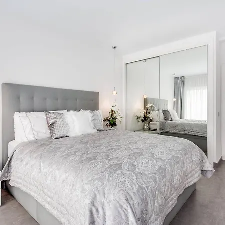 By Riva - Designer 1 Bedroom In The Centre Of *