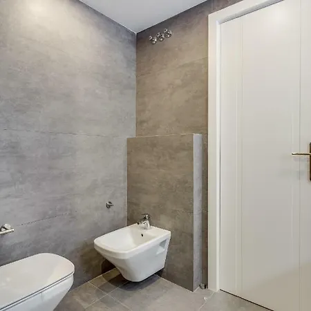 By Riva - Designer 1 Bedroom In The Centre Of *
