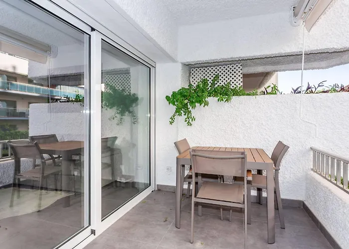 By Riva - Designer 1 Bedroom In The Centre Of