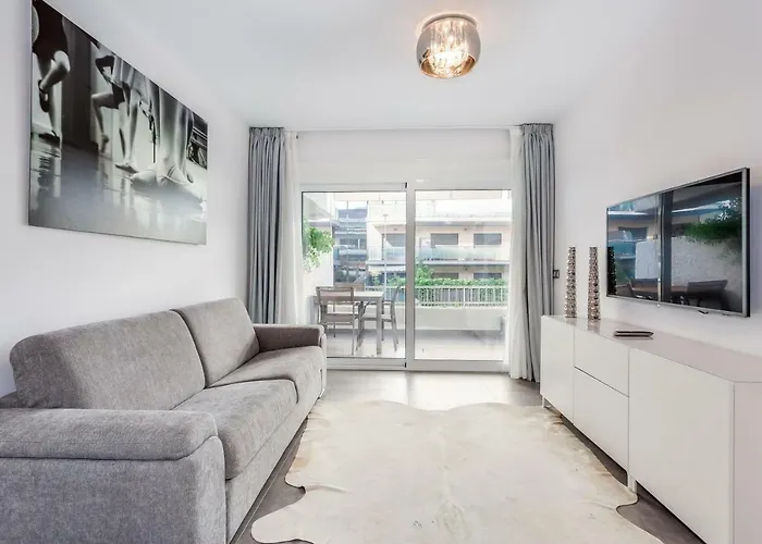 By Riva - Designer 1 Bedroom In The Centre Of דירה