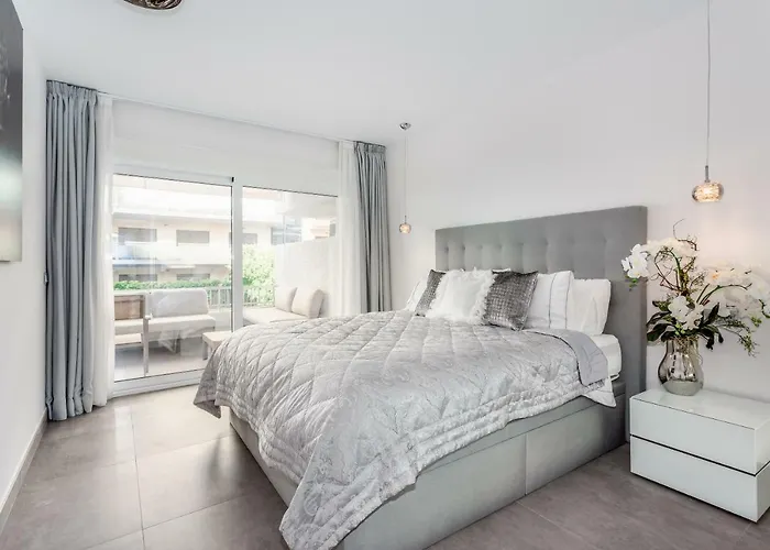 By Riva - Designer 1 Bedroom In The Centre Of דירה